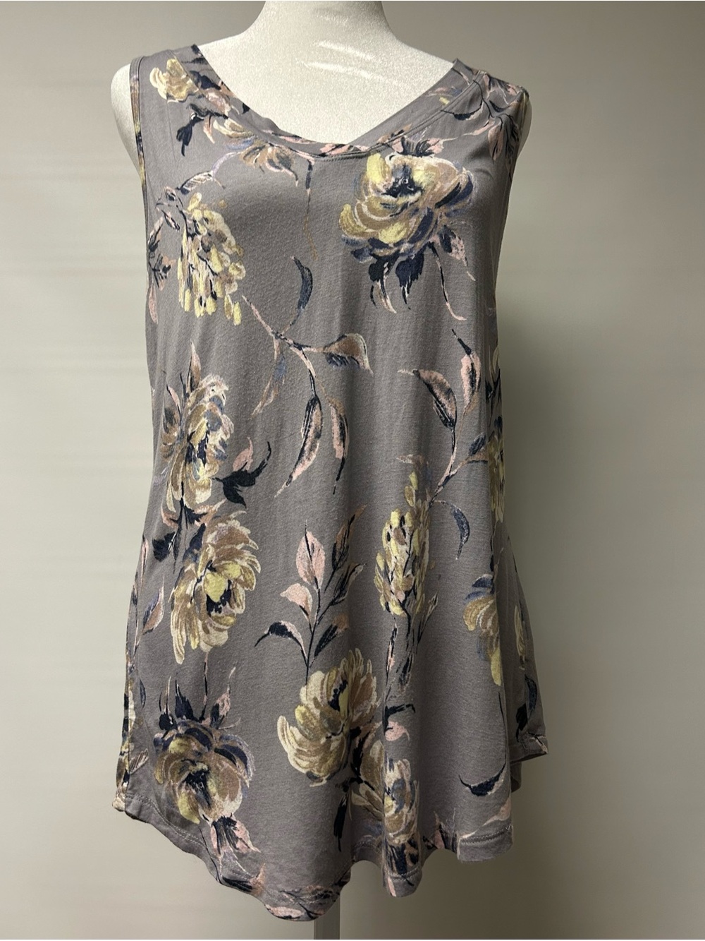 24/7 by Maurice’s Gray Floral V-Neck Sleeveless top w/ Yellow & Pink Accent Med
